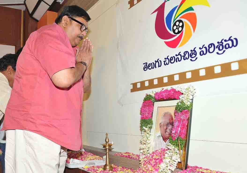 Chiranjeevi & Tollywood Condolences to Jaladi - Pictures | Picture 104363